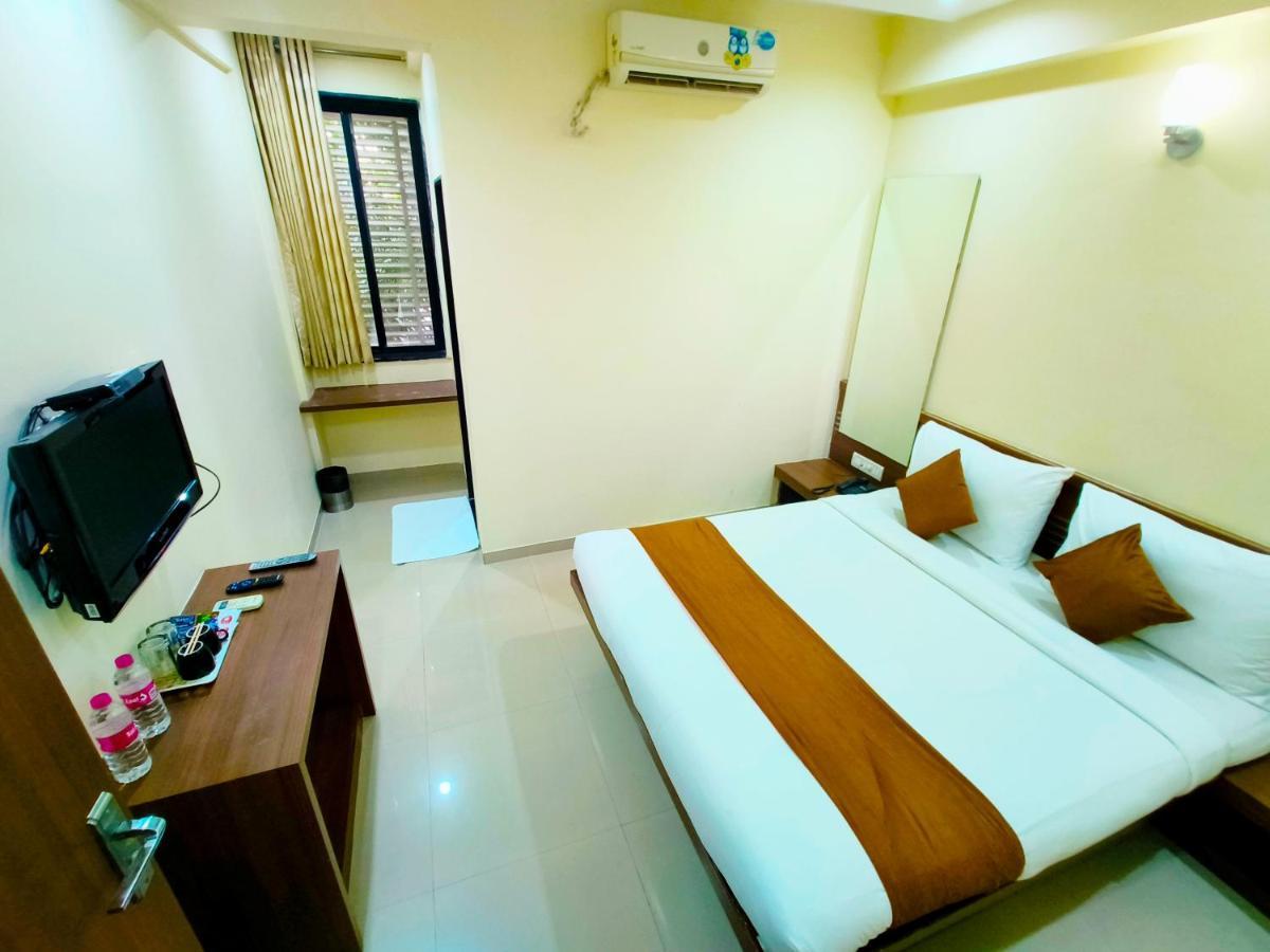 Hotel Sai Srushti By Neem Square Širdi Exteriér fotografie
