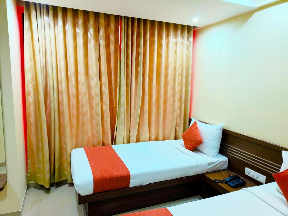 Hotel Sai Srushti By Neem Square Širdi Exteriér fotografie